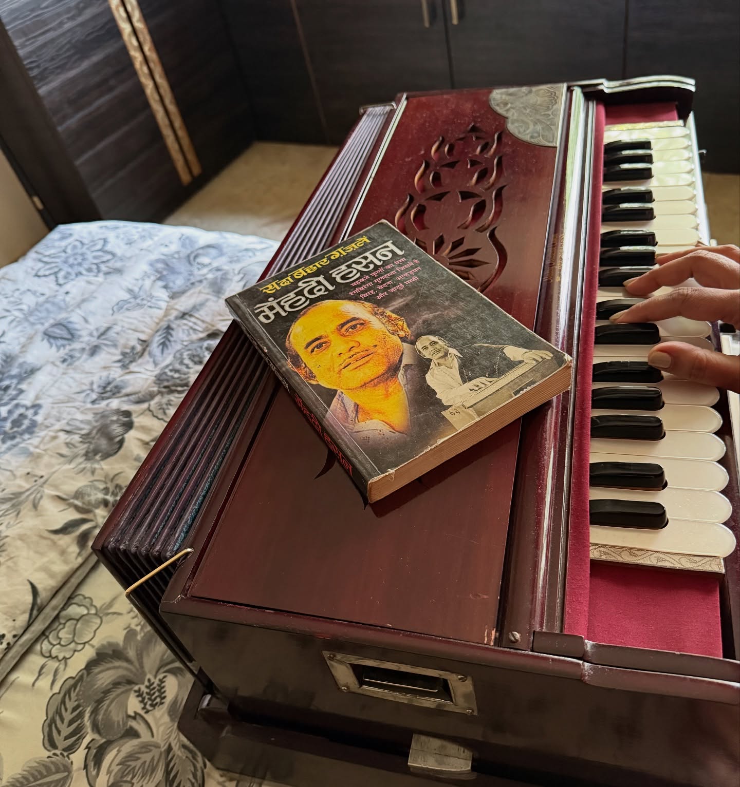 Acclaimed Singer Richa Sharma Discovers New Passion For Harmonium On Weekend Musical Journey The Bollywood vocalist shares her melodic weekend hobby, exploring Indian classical instrument.