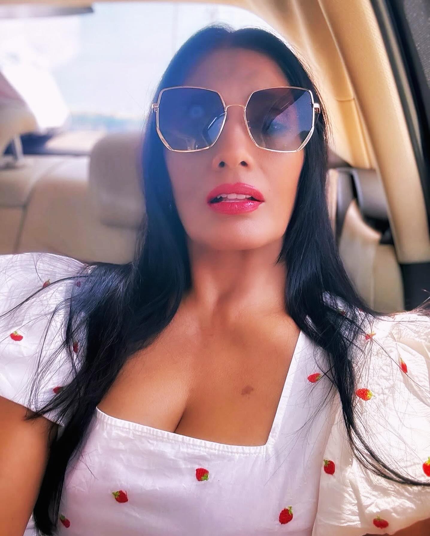 Former model and '90s star shares a post on beating the heat.