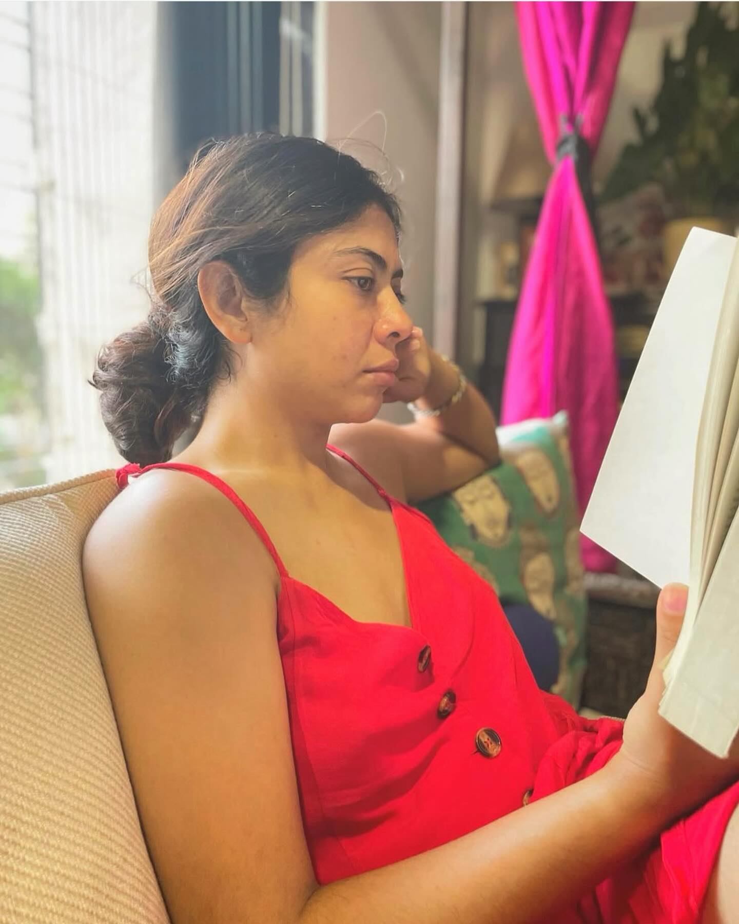 Anurita Jha Embraces Reading Over Binge-Watching, Shares Love For Books The 'Mithya 2' actress reveals how books transport her to creative worlds in latest post.