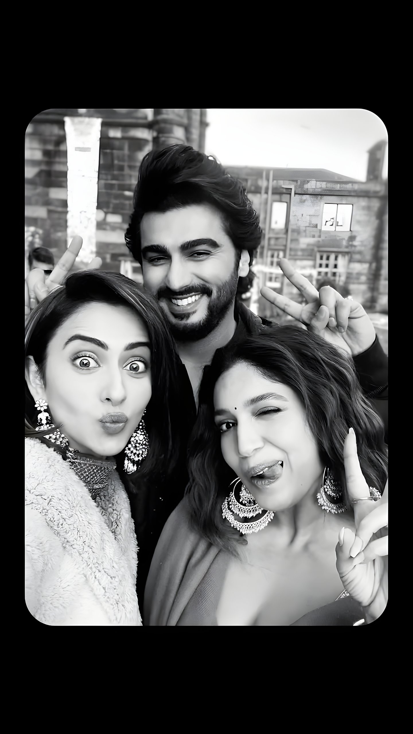 Arjun Kapoor Shares BTS Fun From ‘Mere Husband Ki Biwi’ Arjun Kapoor Shares Behind-The-Scenes Fun From 'Mere Husband Ki Biwi'