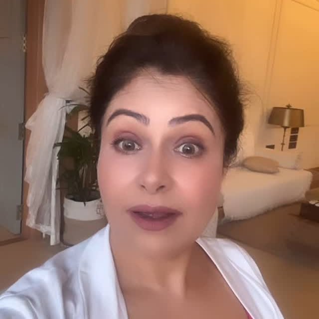Ayesha Jhulka Charms Fans With Humorous Take On Indian Conversations In Latest Reel Ayesha Jhulka Charms Fans With Humorous Take On Indian Conversations In Latest Reel