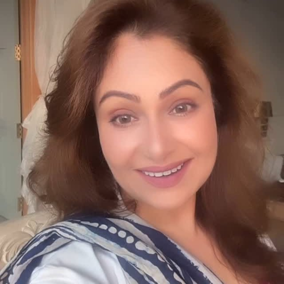 Ayesha Jhulka Shares Humorous ‘Earsoar’ Moment In New Viral Video Bollywood veteran brings laughter with relatable clip on her recent Instagram post.