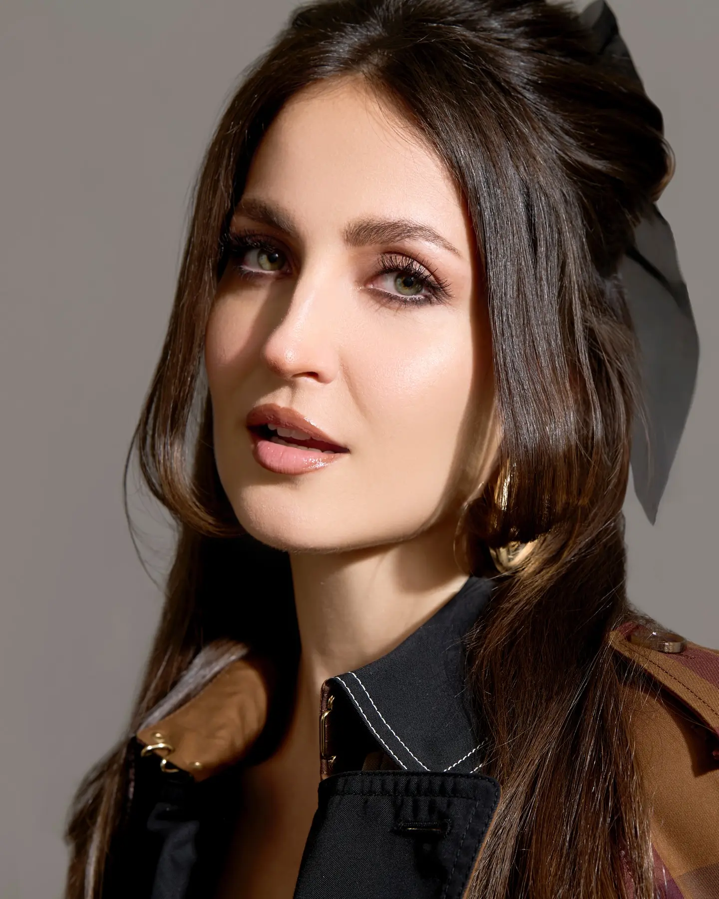Elli Avram’s Quirky Red Riding Hood Look Steals the Spotlight