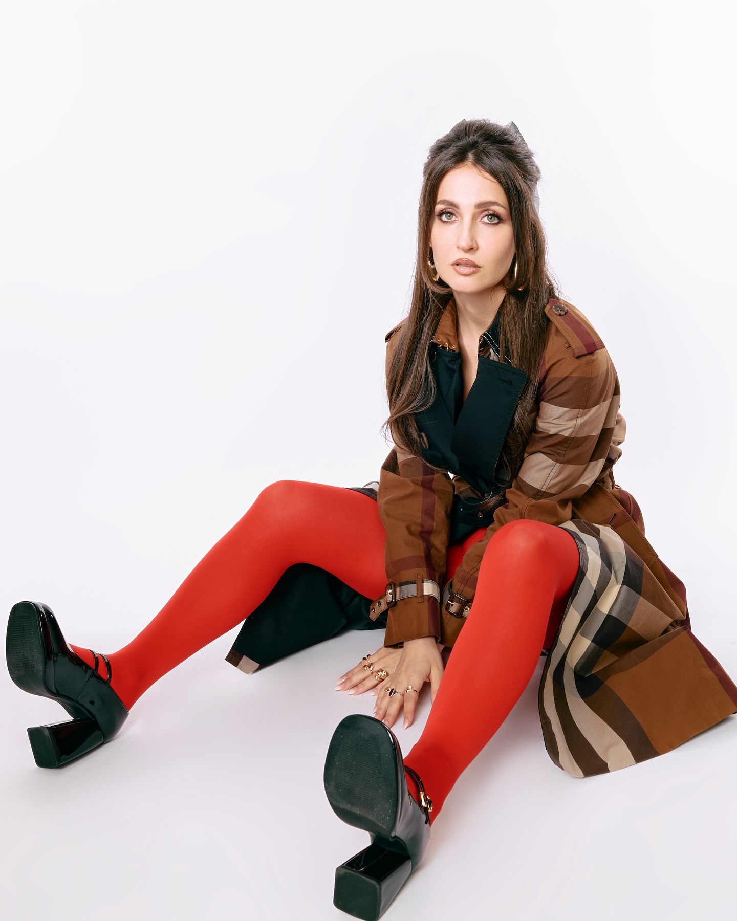 Elli Avram’s Quirky Red Riding Hood Look Steals the Spotlight