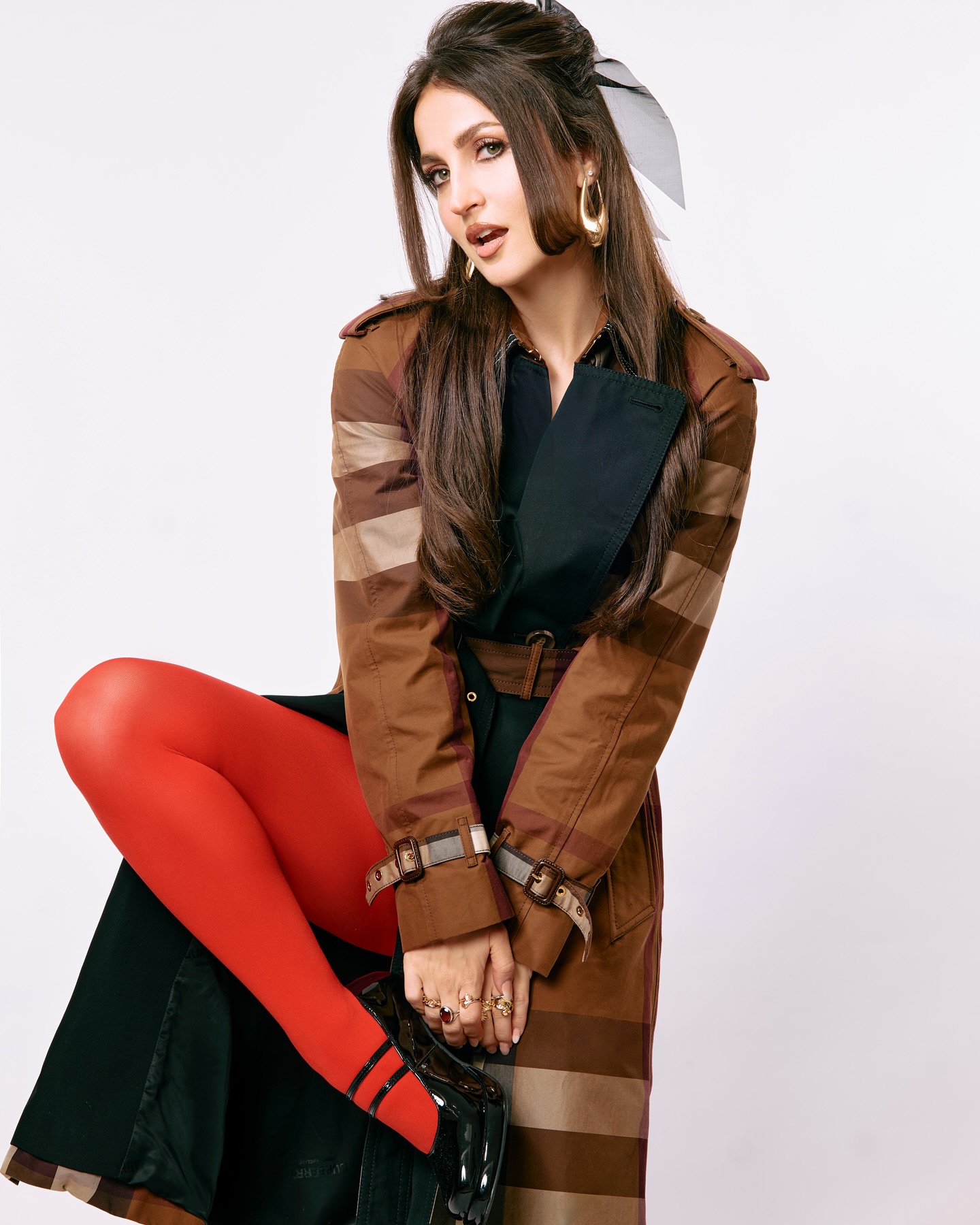 Elli Avram’s Quirky Red Riding Hood Look Steals the Spotlight