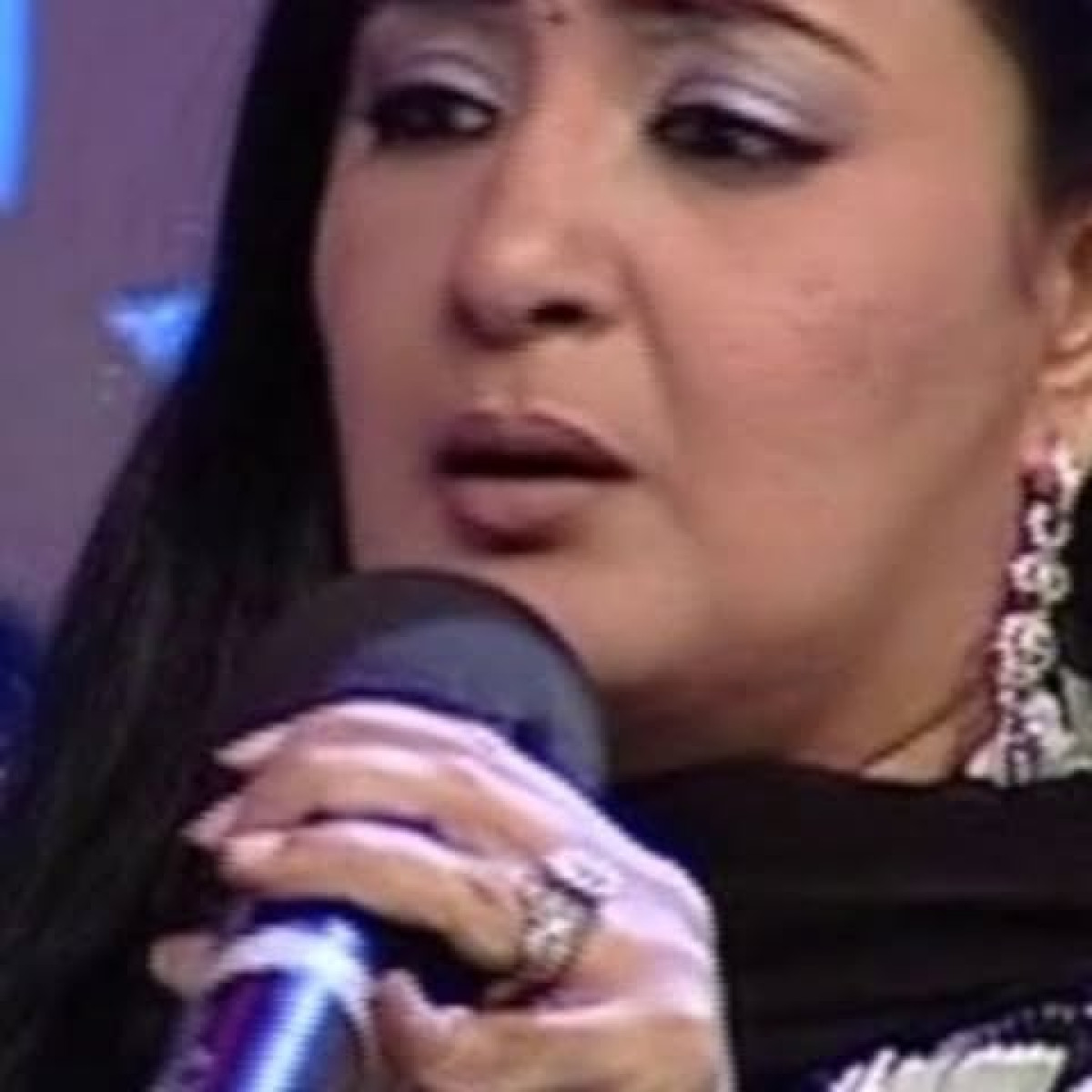 Jaspinder Narula Enthralls Fans With Live Rendition Of Sufi Classic ‘Dama Dam Mast Qalandar’ The Padma Shri awardee singer showcases her powerful vocals in a captivating performance.