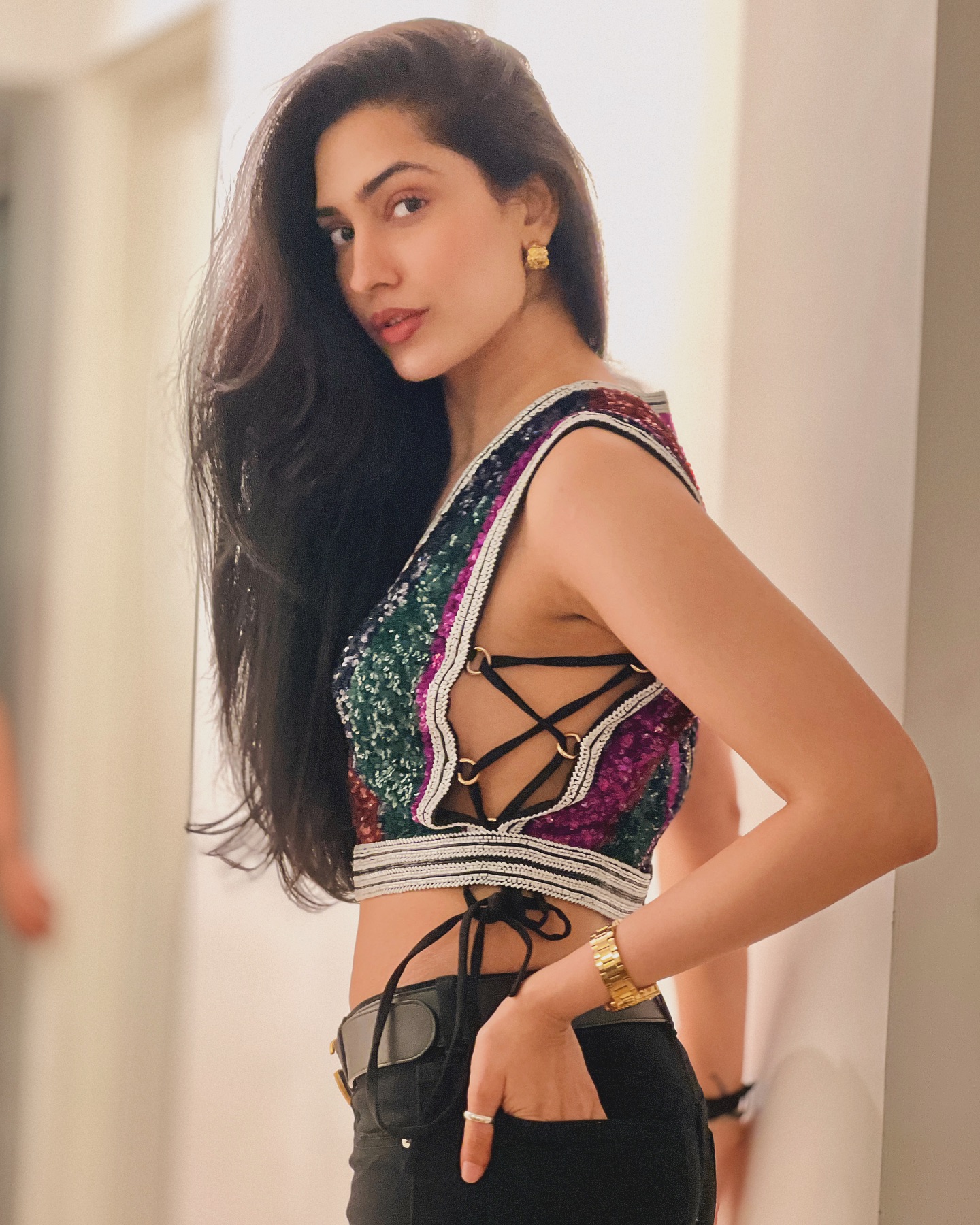 Former beauty queen turns heads in new photoshoot.