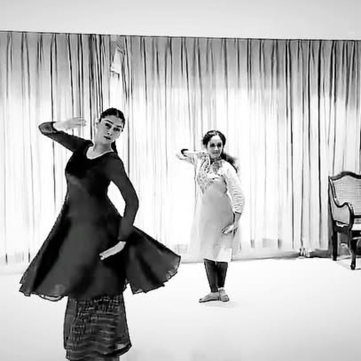 World Dance Day: Aditi Rao Hydari Celebrates Dance Rehearsal World Dance Day: Aditi Rao Hydari's rehearsal piece celebrates kathak magic & beauty true.