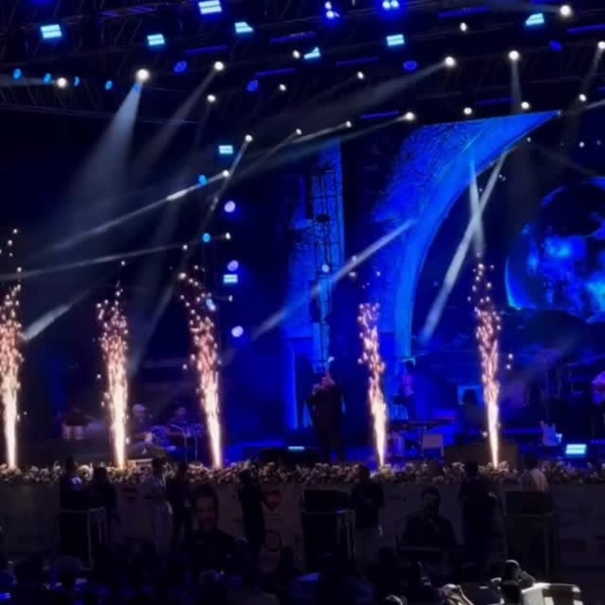A Sunday Night In Kolkata Adnan Sami lights up the night in Kolkata, mesmerizing audiences with his timeless music.