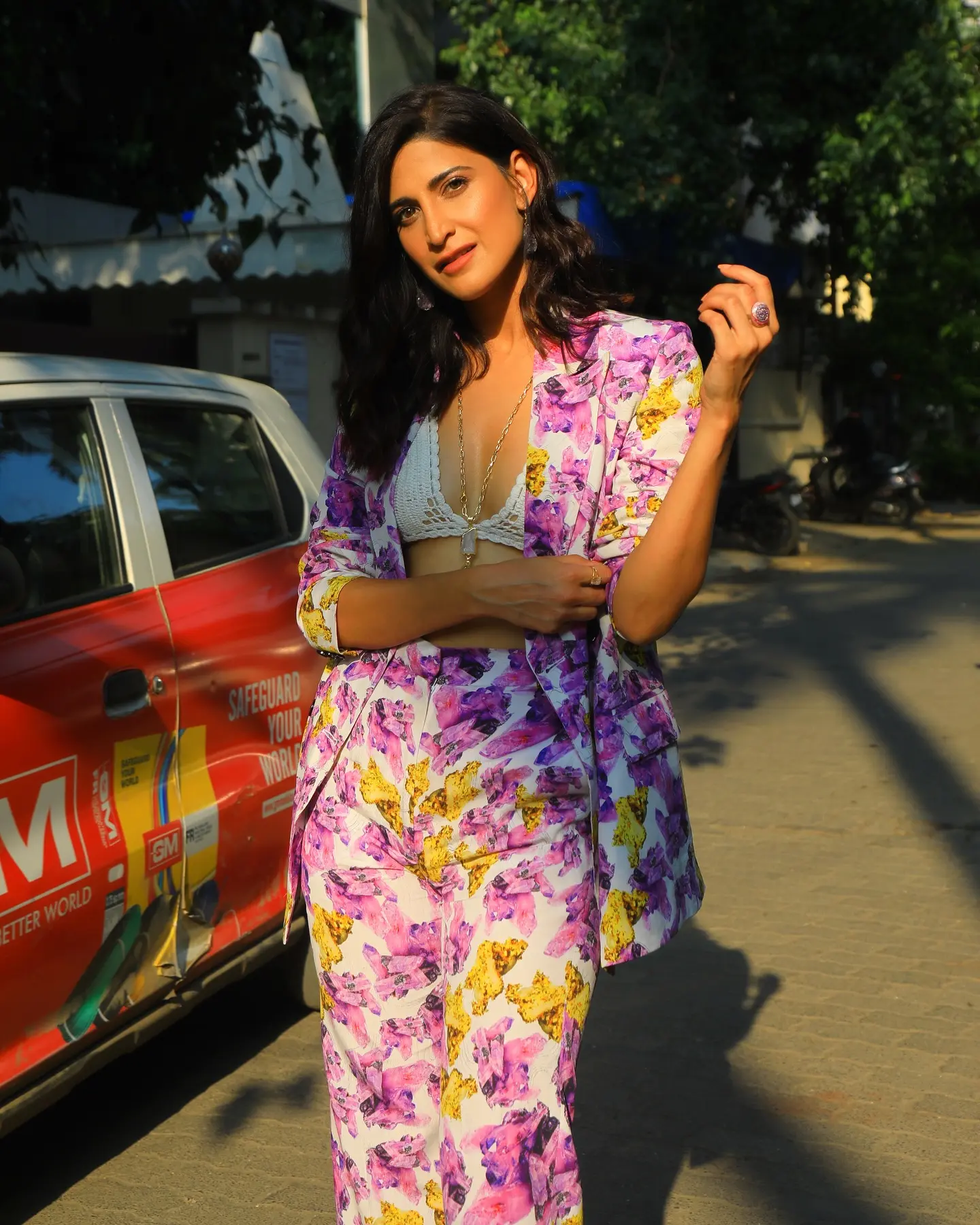 Aahana Kumra’s Unexpected Andheri Road Trip Stranded in Andheri, the versatile star humorously tweets her road trip mishap with a smile