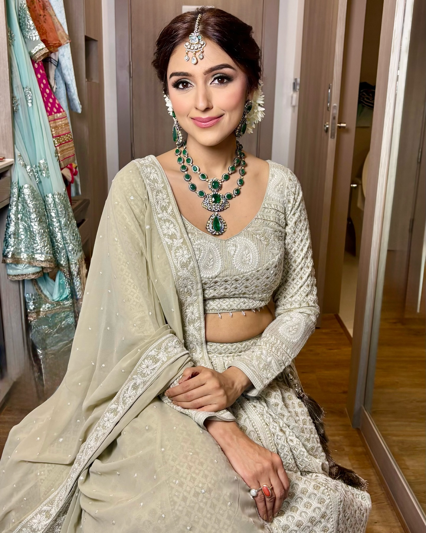 Aarti Chhabria Flaunts Vibrant Glam Look In Hua Hin Celebrity Aarti’s fresh, sajoed look in Hua Hin highlights stellar team artistry and charm.