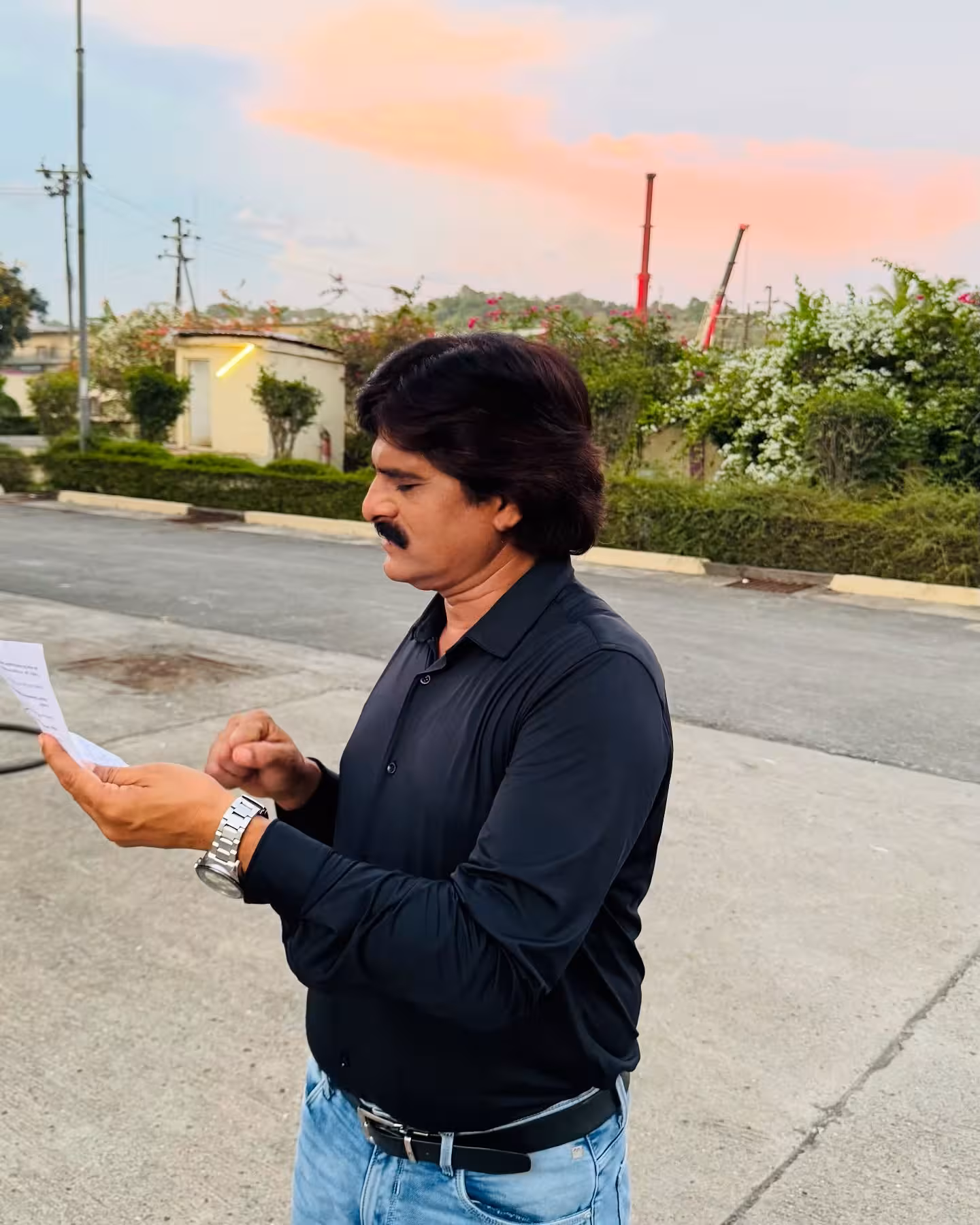 Script reading fun unfolds as he readies for tonight’s broadcast on Zee TV – a comic treat