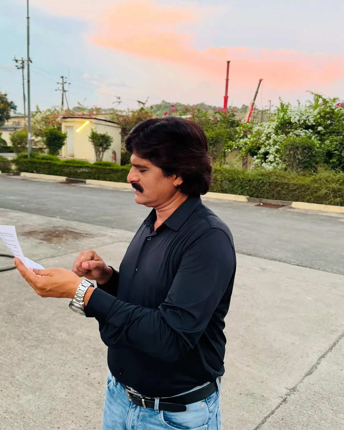 Ahsaan Qureshi Embraces Detective Role on Zee TV Script reading fun unfolds as he readies for tonight’s broadcast on Zee TV – a comic treat