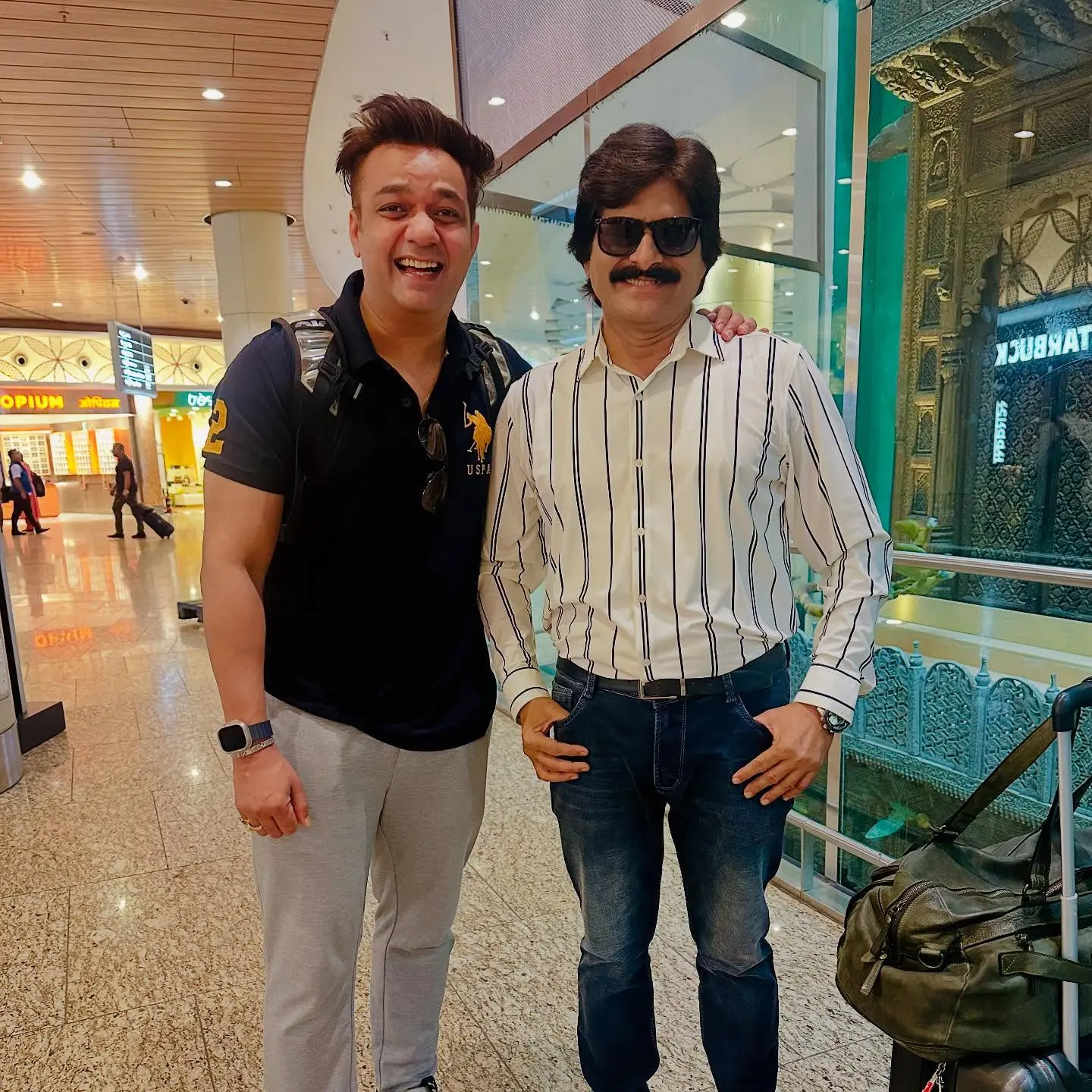 Ahsaan Qureshi Spreads Cheer At Mumbai Airport