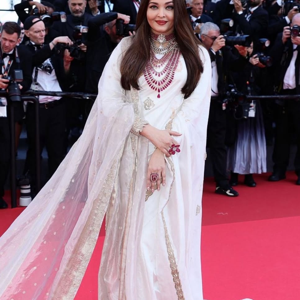 Aishwarya Rai Stuns in Iconic Banarasi Saree