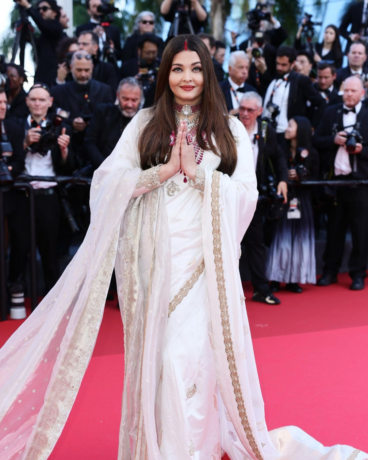 Aishwarya Rai’s Timeless Cannes Look Exuding unmatched heritage and elegance, the actress stuns with Indian craft at Cannes!!!