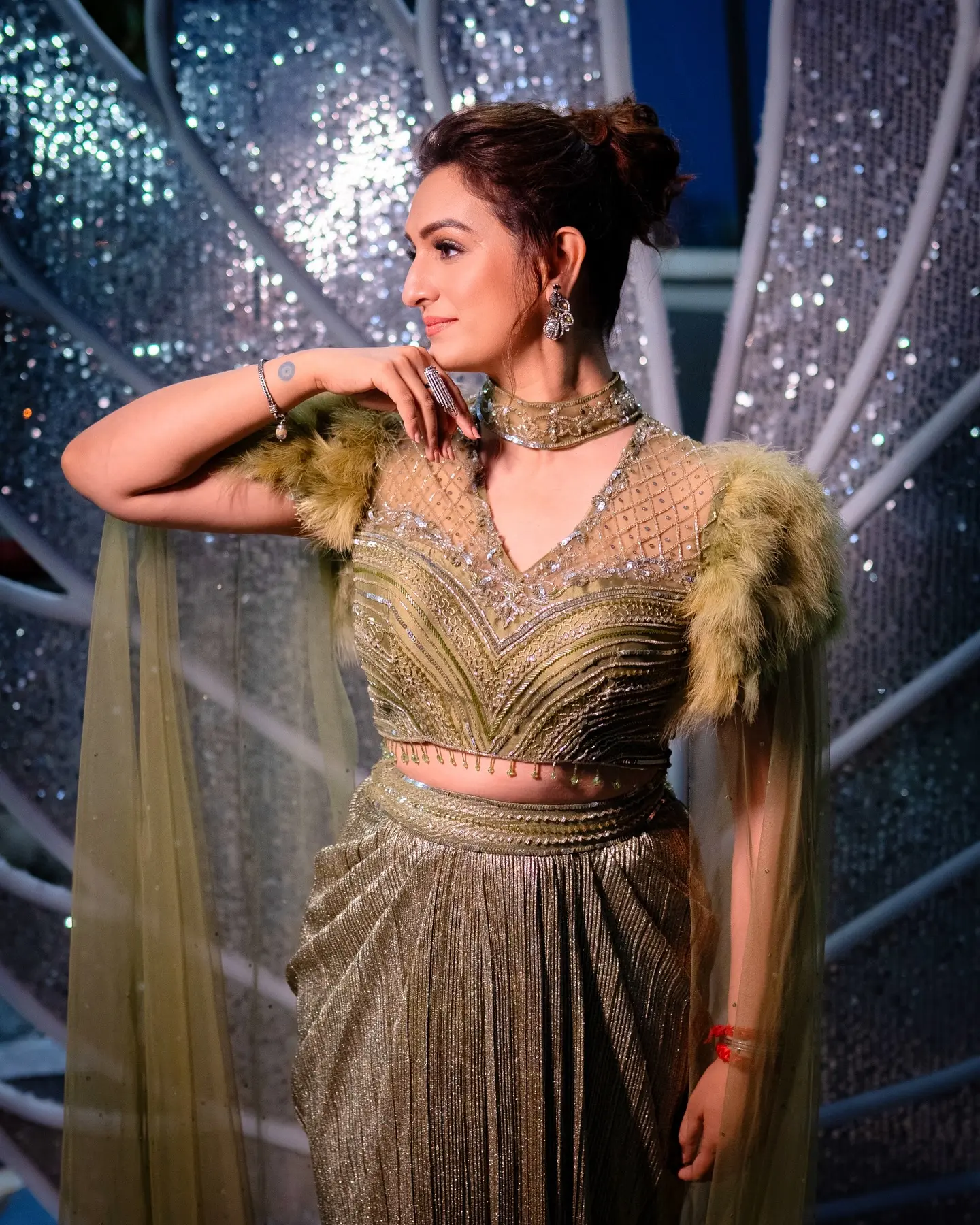Live energy meets impeccable style in a performance that dazzles and redefines stage glam!