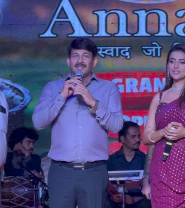 Akshara Singh Shines in Prayagraj Event