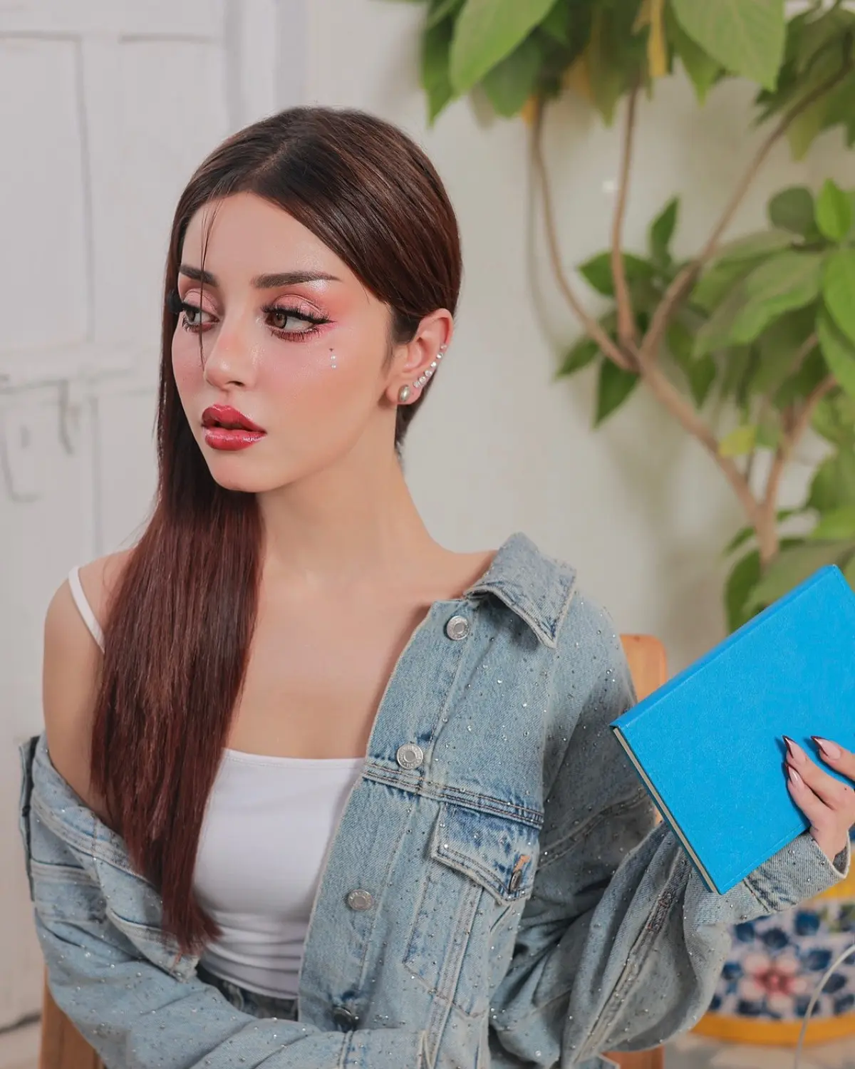 Alizeh Shah’s Bold Self-Expression Icon Alizeh Shah sparks trends with bold fashion, blending edge and self-assured charm!!!