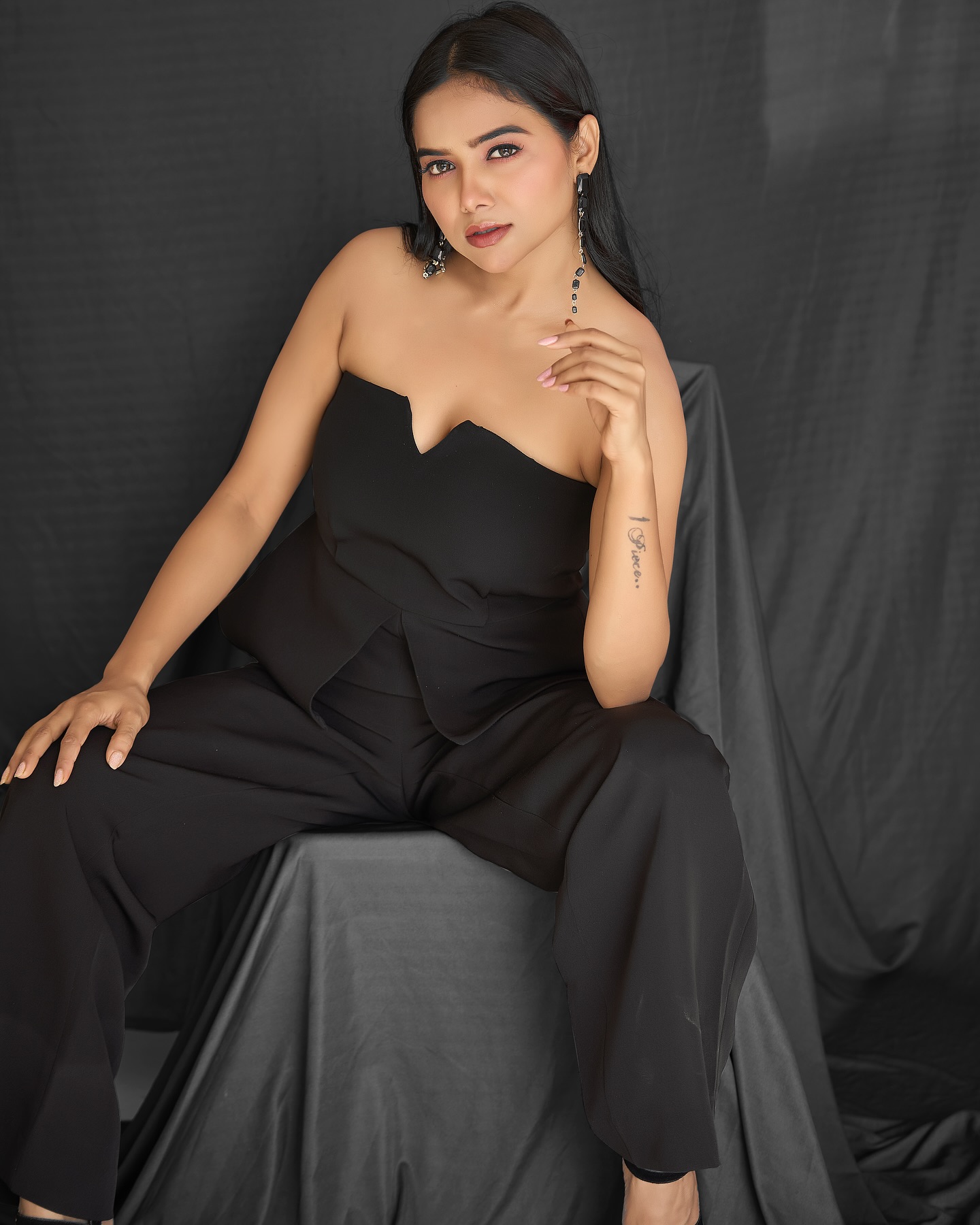 Always Bet On Black: Manisha Rani Shines Style meets statement as Manisha Rani stuns in black, blending elegance and bold allure.!!