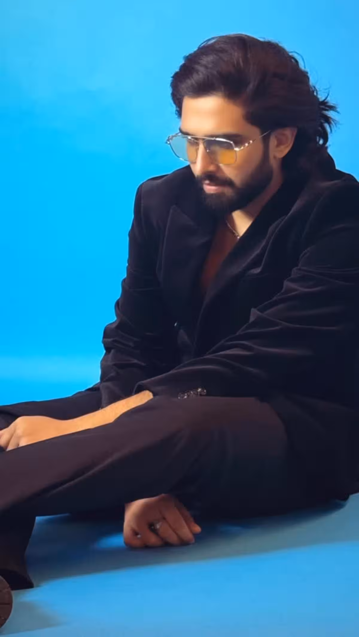 Amaal Mallik Flaunts Confident Look on Instagram Music maestro Amaal Mallik strikes a pose, exuding charm & confidence in his latest post!!