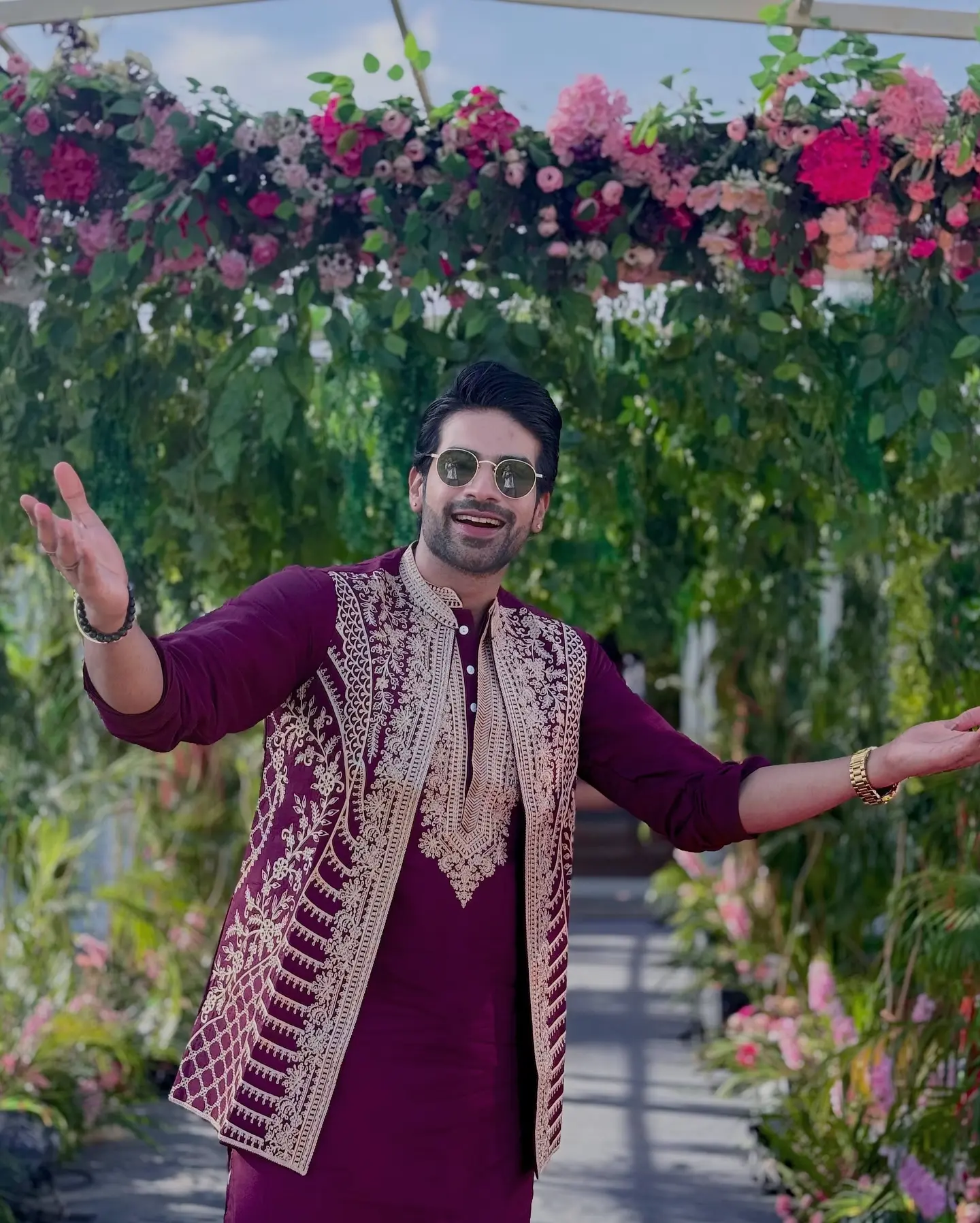 Aman Maheshwari Shines On Shaadi.com Platform Wedding maestro captivates guests with vibrant hosting, laughter, and unparalleled charm.