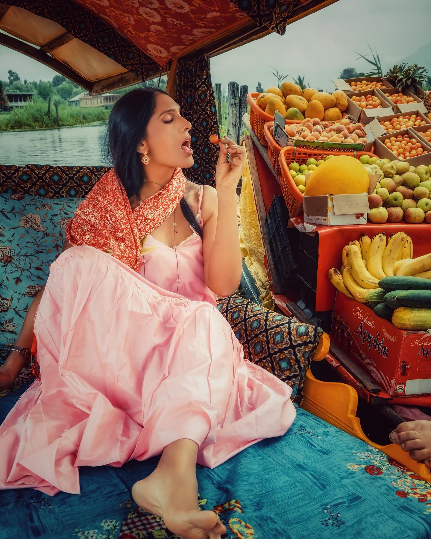 Anu Aggarwal Celebrates Kashmir’s Delicious Fruits Indulge in Kashmir’s finest fruits: cherries, bananas & apples ignite a taste adventure.!!