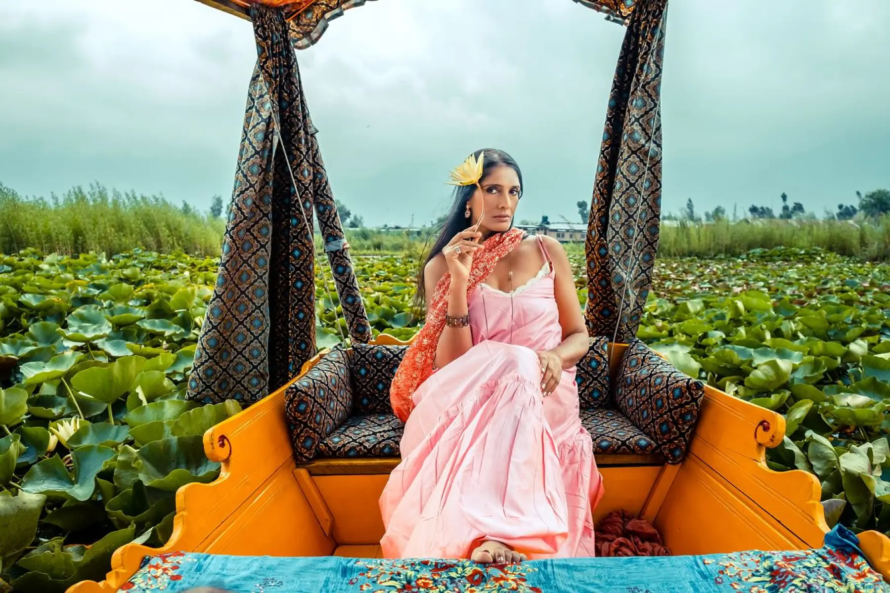 Anu Aggarwal’s Kashmir Shoot Revives Tourism And Cultural Pride Actress sends warm wishes from Kashmir, igniting renewed hope for tourism.