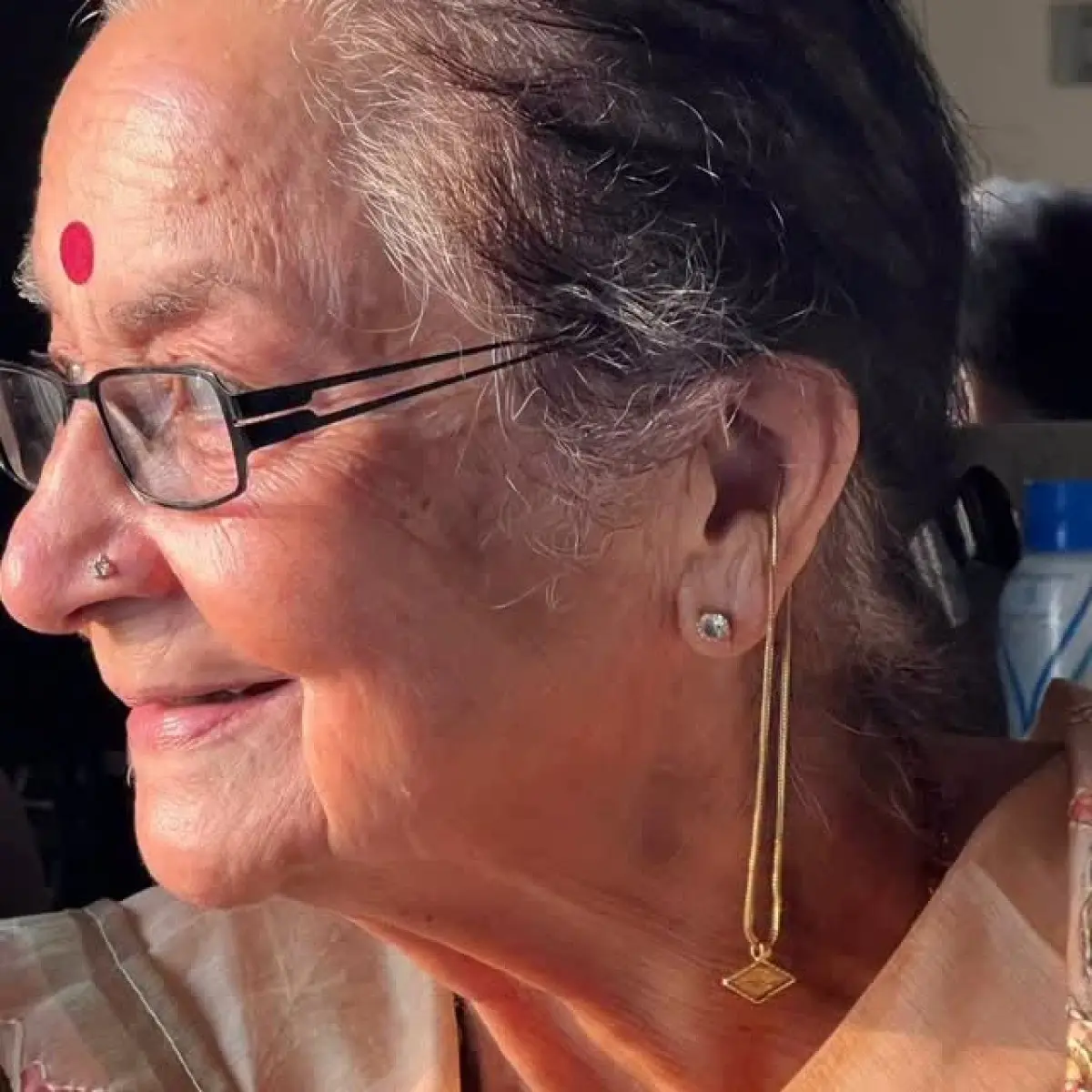 Iconic thespian shares sincere bilingual tribute for moms, uniting tradition with care.!!