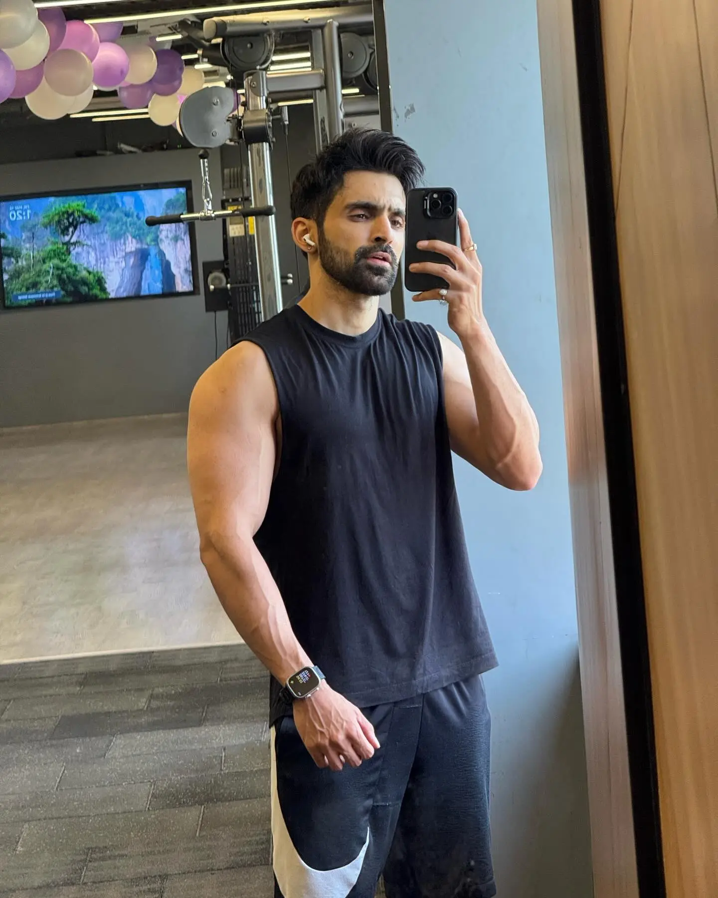 Arjit Taneja’s Chill Lifestyle Snapshot Lifting weights, snapping shots and chilling out; Arjit Taneja shows true grateful vibe!!!