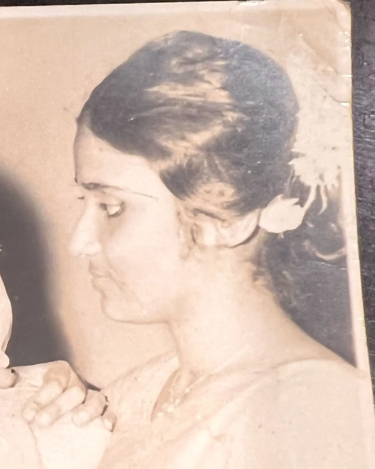 Arti Singh Chauhan Honors Late Mother In Emotional Tribute