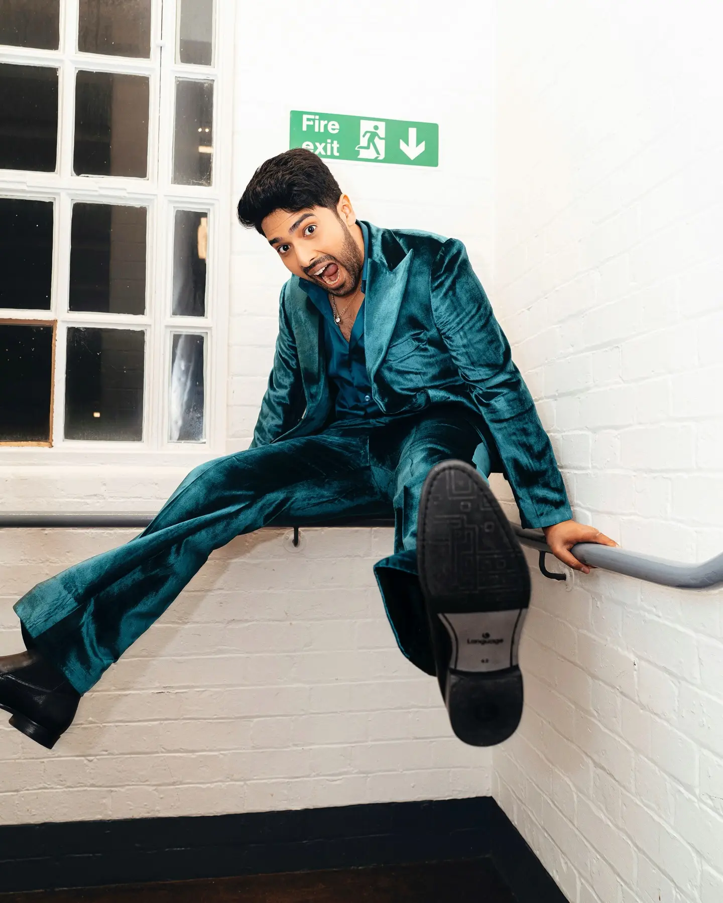 Backstage Fashion: Armaan Malik Leicester Show Style Exclusive backstage look at Armaan Malik’s Leicester show outfitting, styling, chic vibe!!