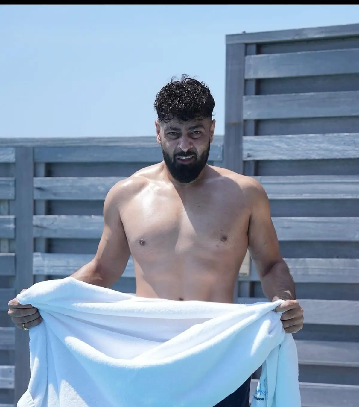 Badshah Inspires With Vibe Rate Rapper shows off a quirky, fresh style and magnetic allure via his latest Insta snap now!!