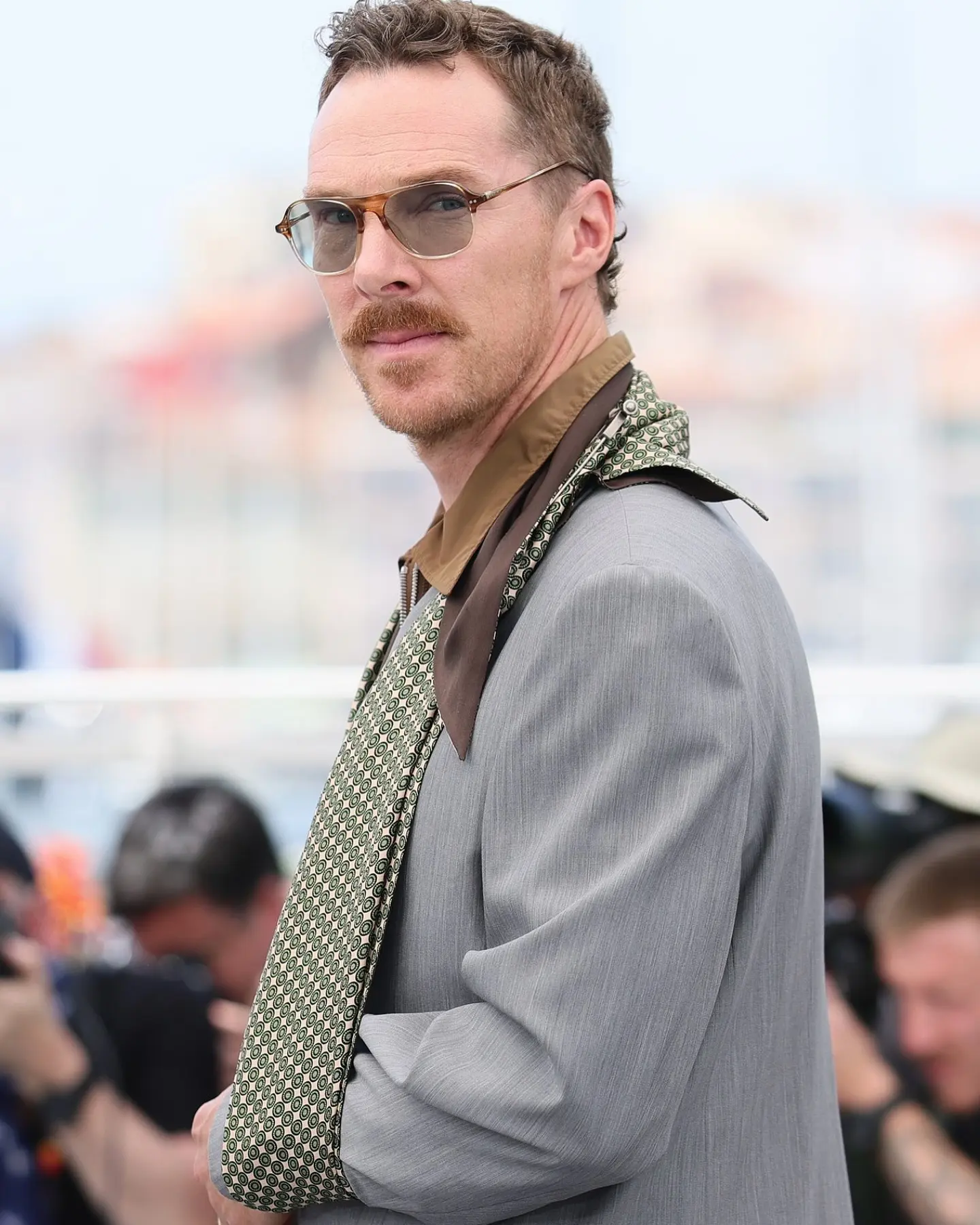 Benedict Cumberbatch Sports Arm Sling At Cannes Filmfare spotlights the actor’s distinctive style as he dons an arm sling at Cannes. 2025!!