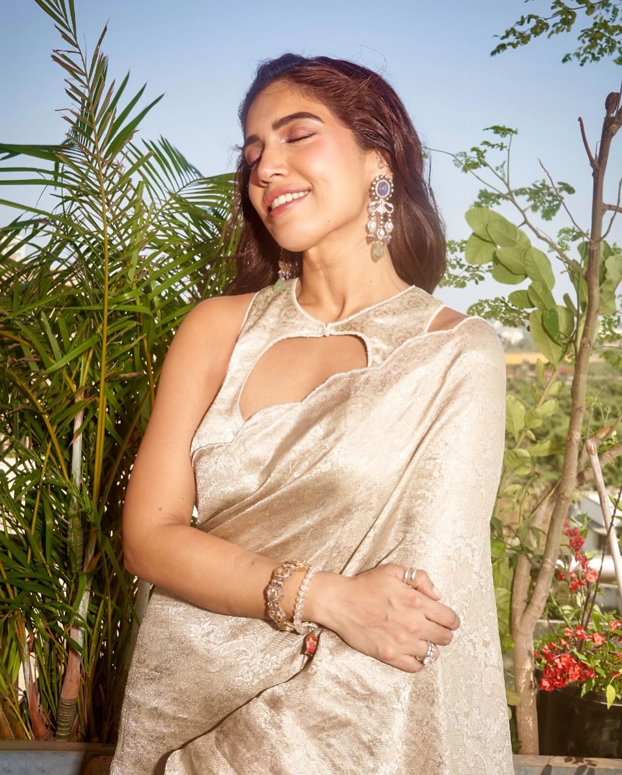 A heartfelt comeback to traditional wear as Bhumi dazzles at the summit with classic charm.