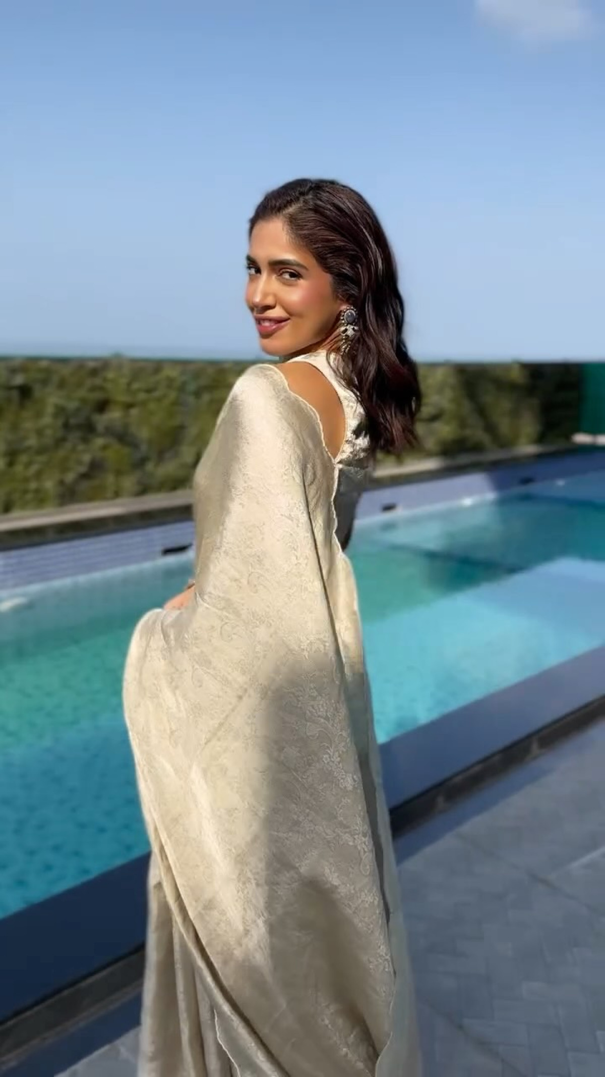 Bhumi Pednekar Embraces Her Romance Era Bhumi Pednekar exudes joie de vivre with a captivating romance-era vibe on her Instagram !