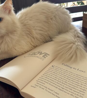 Celebrity Bookmark Inspires Bookish Trend