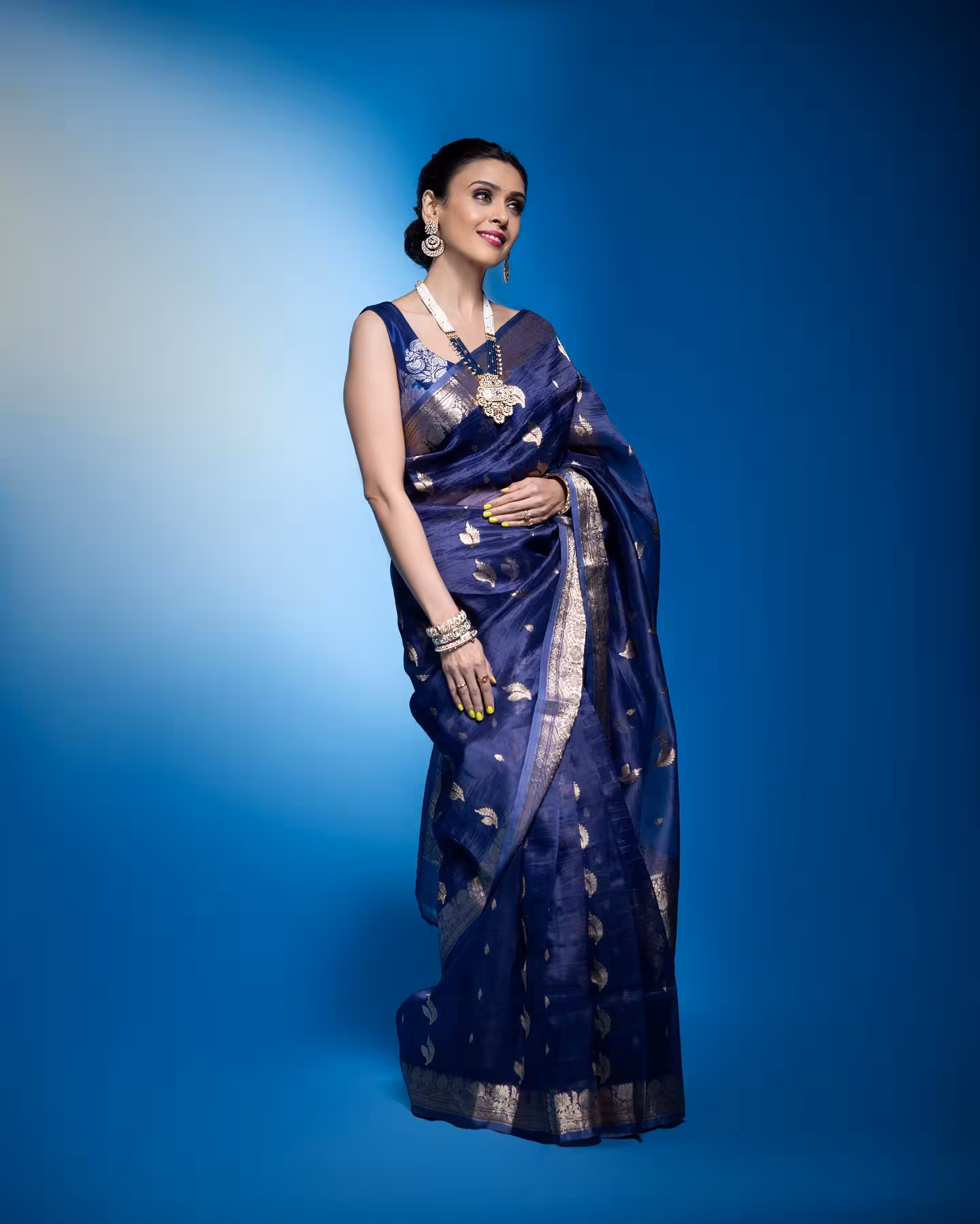 Chic Blue Saree Look Captivates Onlookers
