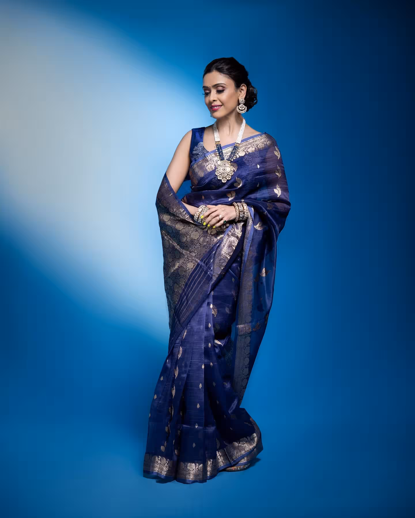 Chic Blue Saree Look Captivates Onlookers