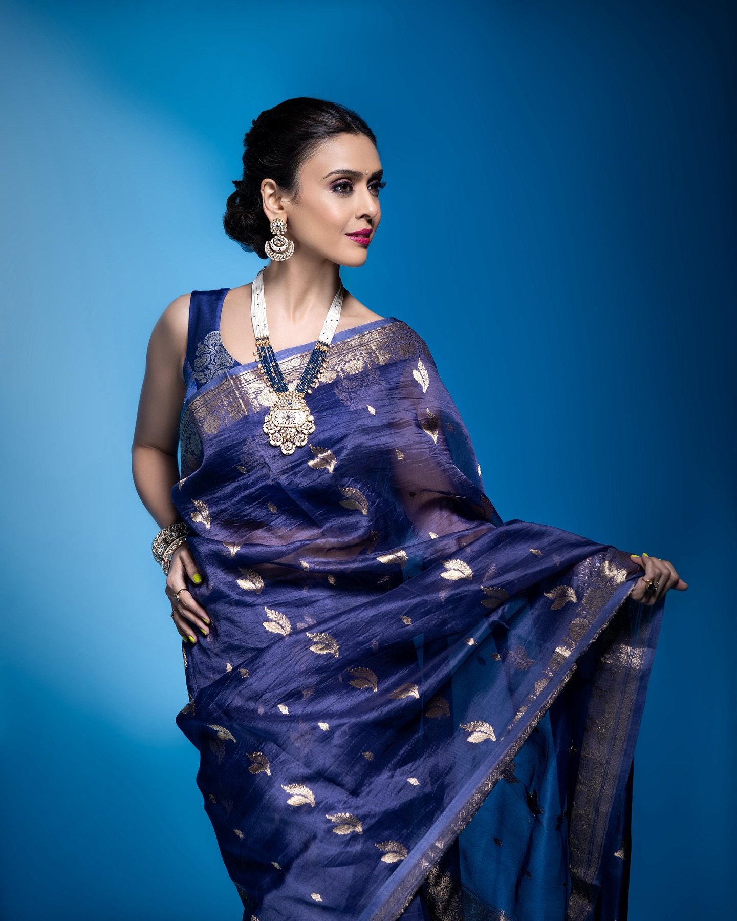 Chic Blue Saree Look Captivates Onlookers