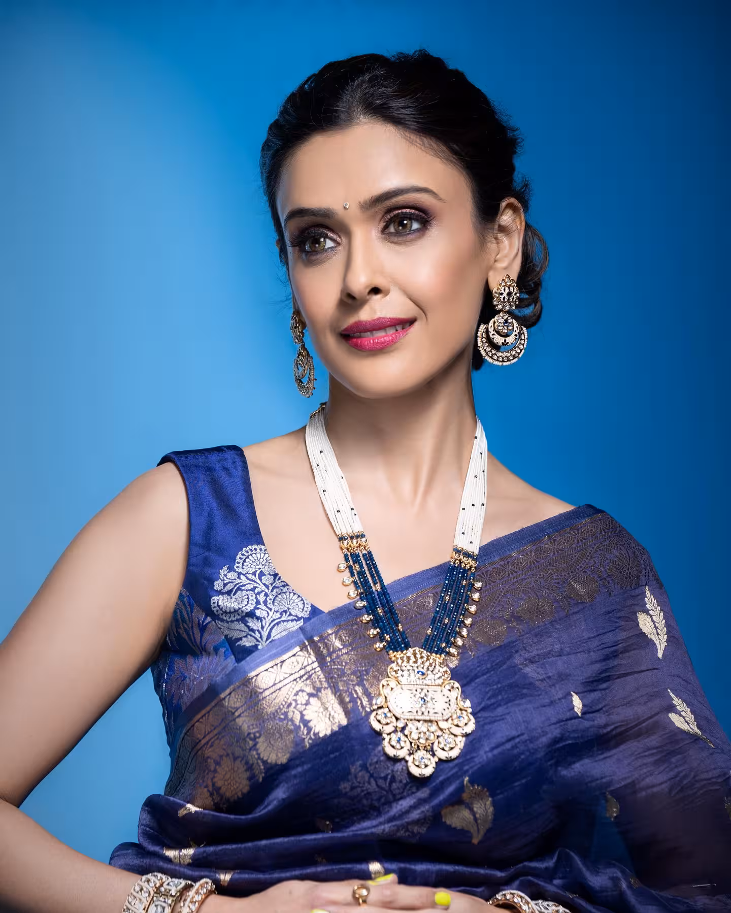 Chic Blue Saree Look Captivates Onlookers