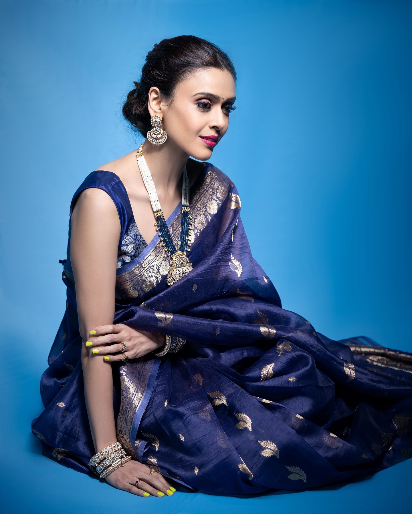 Chic Blue Saree Look Captivates Onlookers