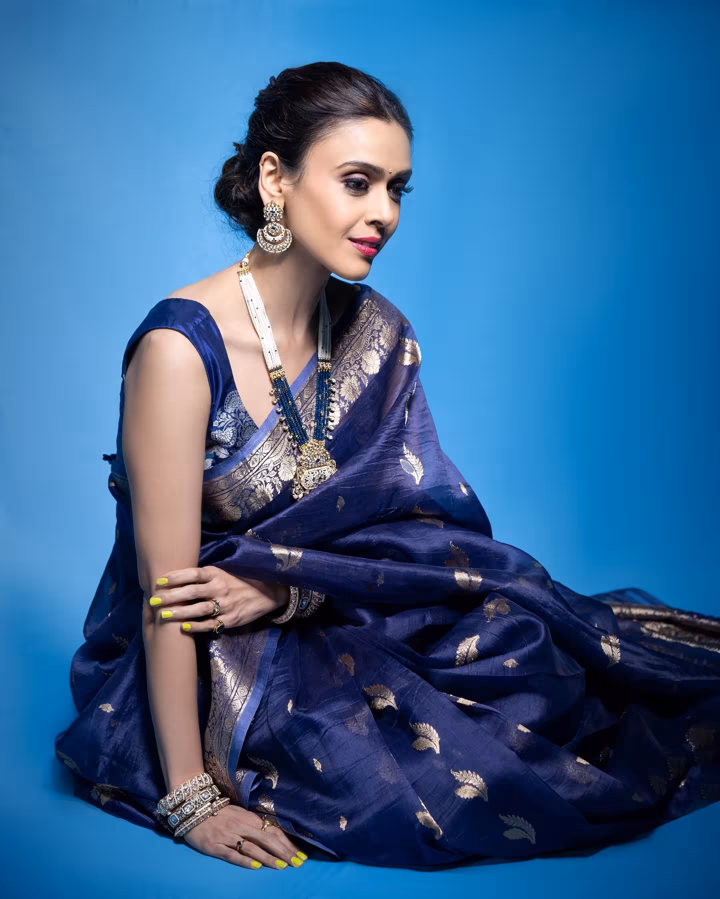 Chic Blue Saree Look Captivates Onlookers