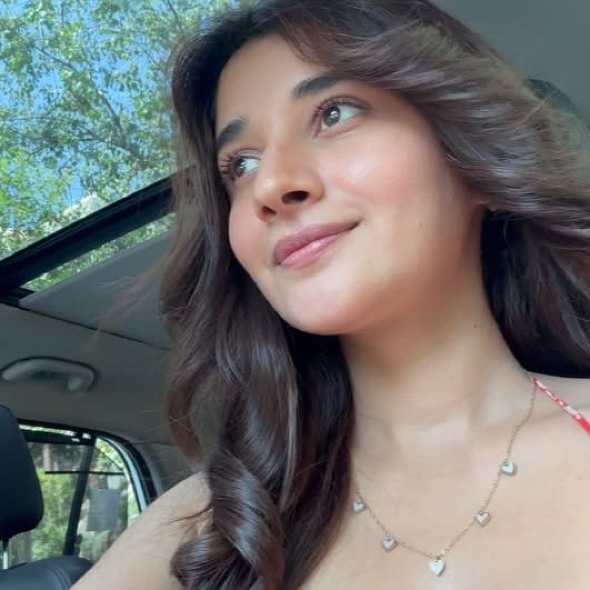 Coffee At 6: Kanika Mann’s Casual Lifestyle Moment Kanika Mann enjoys a laid-back coffee break that captures her effortless celebrity style!