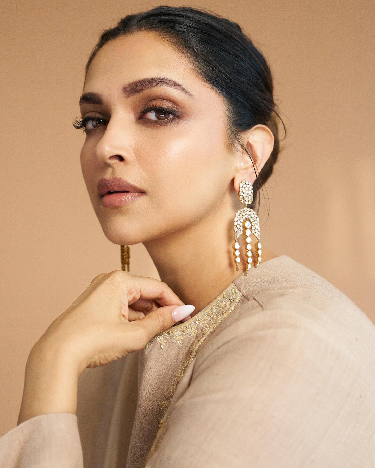 Deepika Padukone En Route To Wavesummit India Deepika embarks to Wave Summit India, merging film stardom with visionary events tonight.