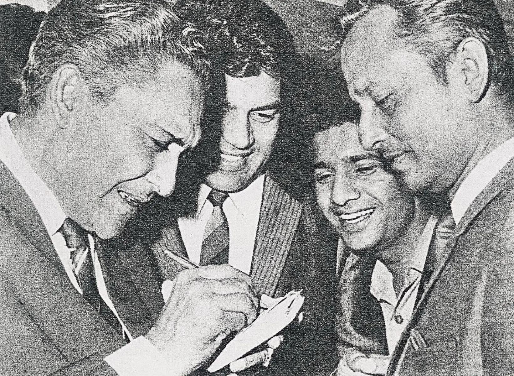 Dharmendra Shares Nostalgic Autograph on Hundred Rupees Note Legendary actor reveals unique autograph; Asht Sen, Mohan Choti join to relish memories.!