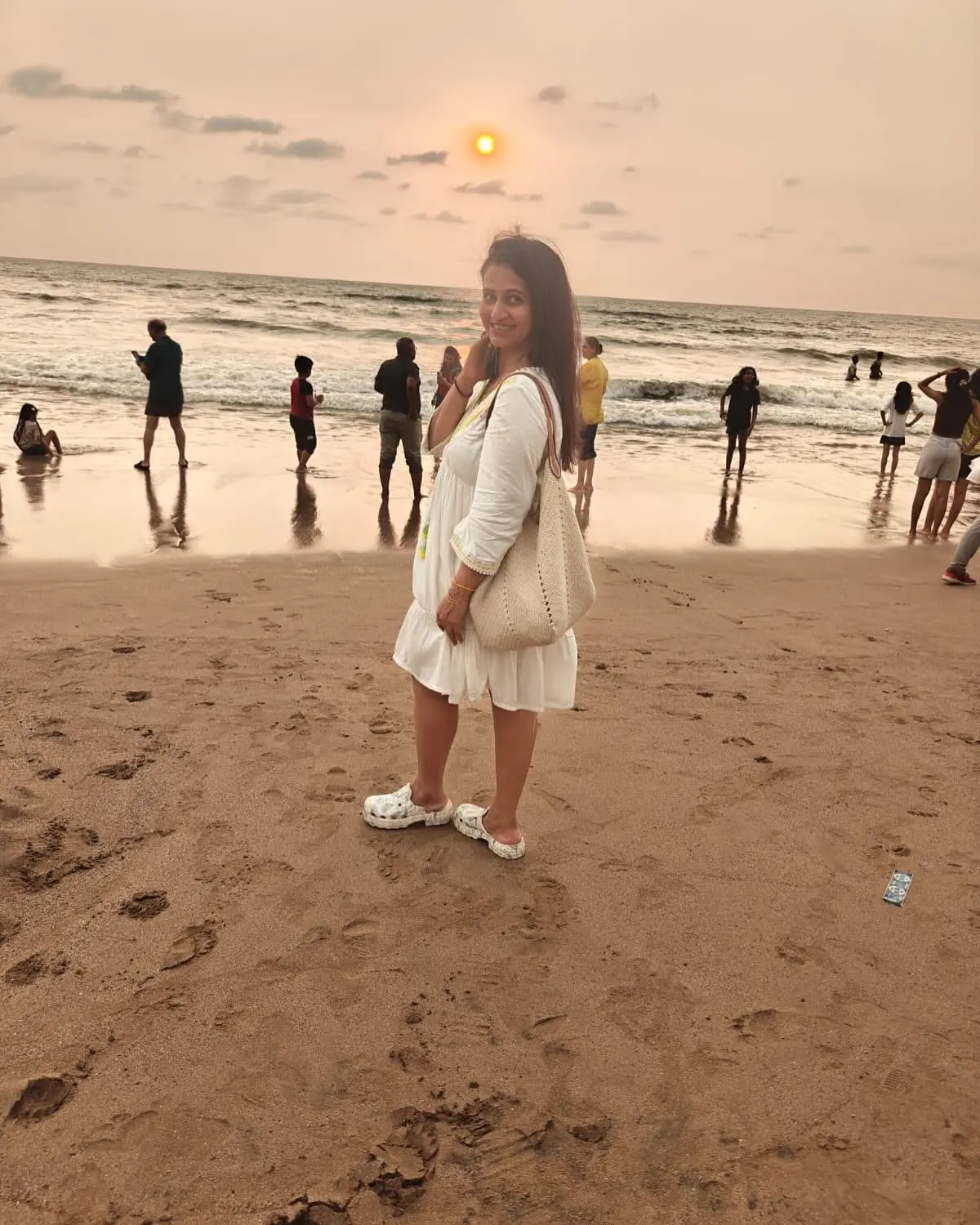 Diptii’s Hazy Escape Diptii R Ketkar finds solace in nature with a serene yoga setup amid calming sunset views.!