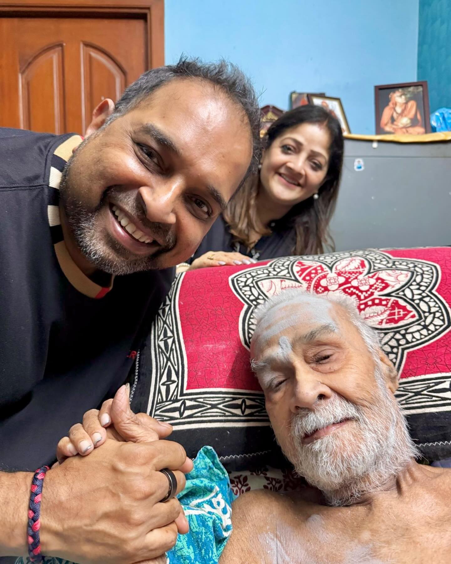 Divine Encounter With Ghatam Maestro Divine encounter with Ghatam master Vikku Vinayakaram, honoring tradition and blessings!!