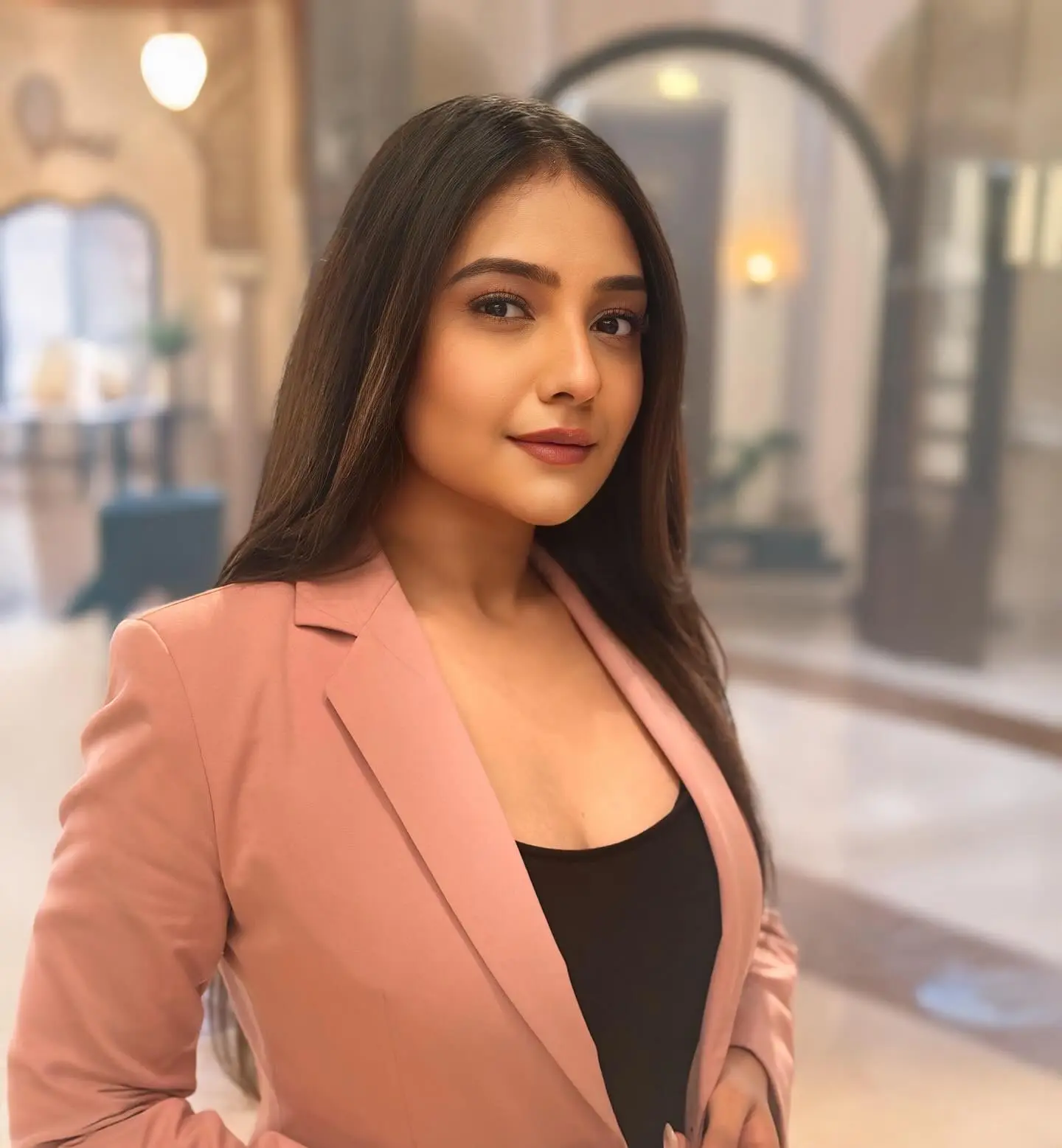 Edgy Elegance: Akshita Mudgal’s Latest Look Bold fashion vibes meet timeless charm as Akshita Mudgal stuns with edgy, elegant style!!!