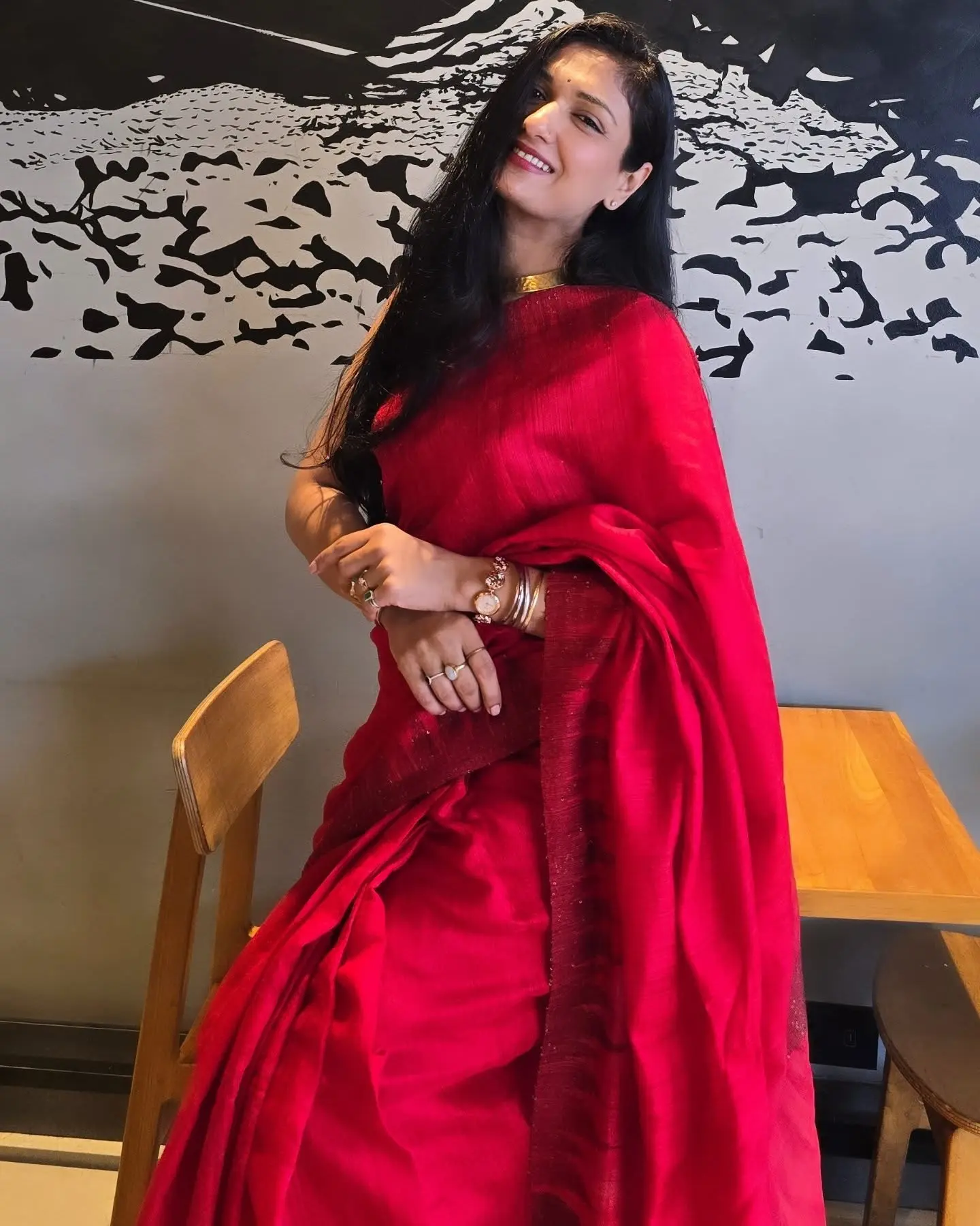 Eesha Agarwal Captivates With Saree Poetry An ode in gold and silk, Eesha redefines tradition with her graceful, timeless saree art!